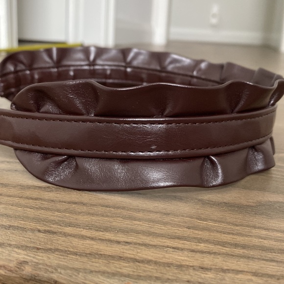 Burgundy ruffle faux leather belt. Size small - Picture 2 of 5